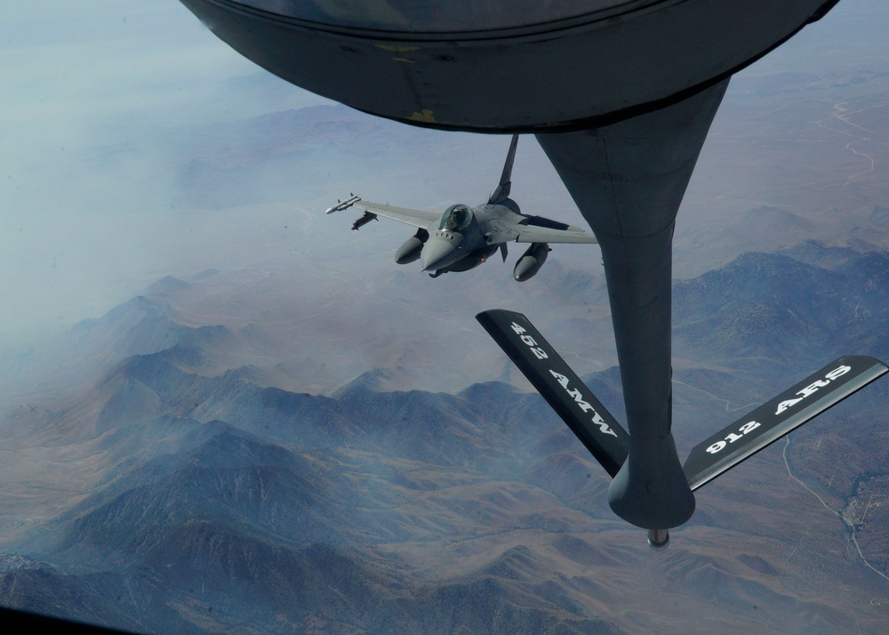 F-16 refuels with a KC-135