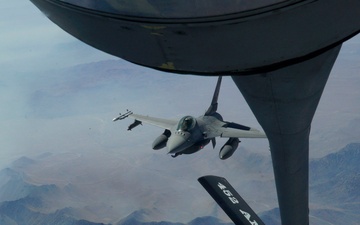 F-16 refuels with a KC-135