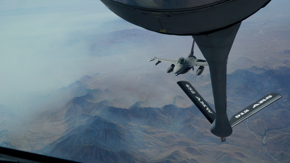 F-16 refuels