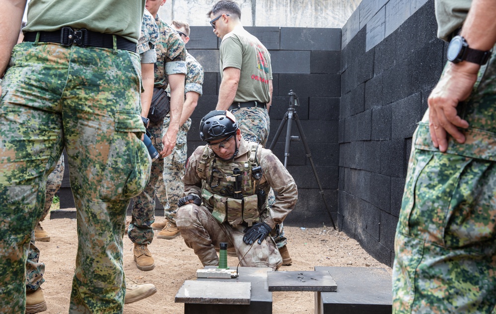 Peruvian, Dutch, Mexican, Korean and U.S. foces compete in EOD skills challenge during RIMPAC 2024