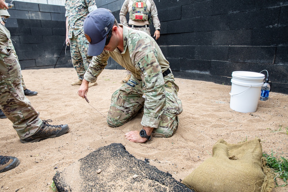 Peruvian, Dutch, Mexican, Korean and U.S. Navy explosive ordnance disposal (EOD) personnel complete EOD skills challenge during RIMPAC 2024
