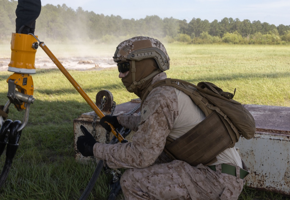 2nd Distribution Support Battalion Conducts Helicopter Support Team Operations