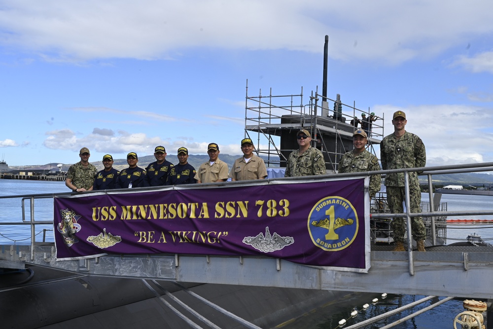 Colombian Navy Admiral visits U.S. Submarine