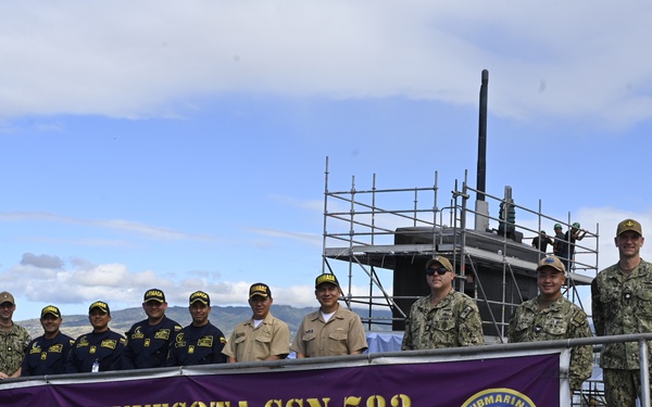 Colombian Navy Admiral visits U.S. Submarine