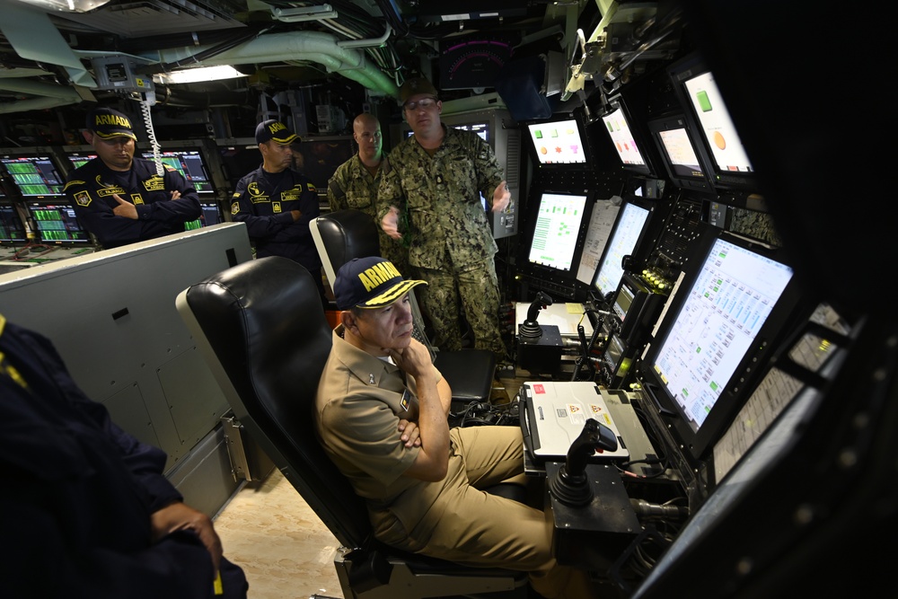 Colombian Navy Admiral visits U.S. submarine