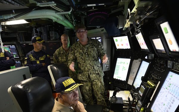 Colombian Navy Admiral visits U.S. submarine