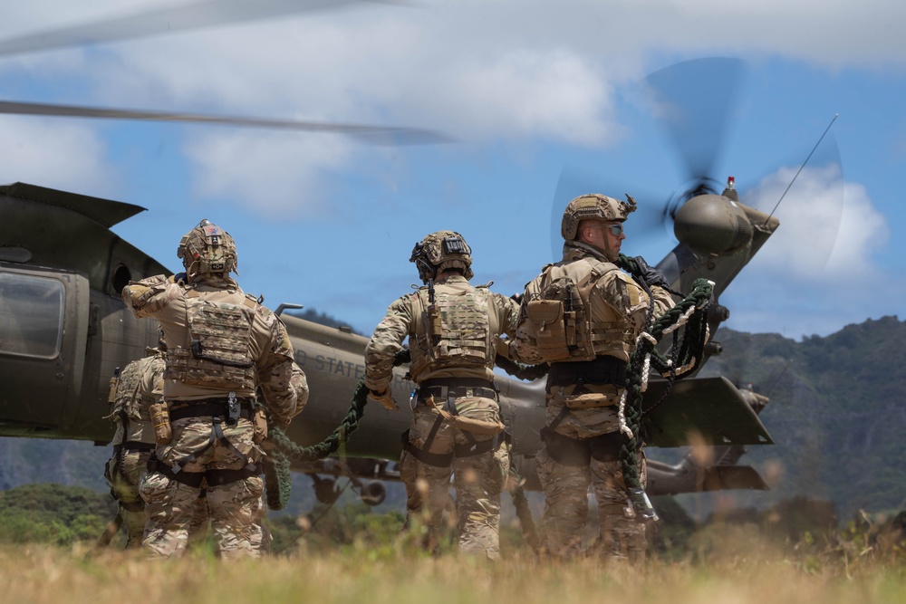 Multinational EOD partners train combined insertion at RIMPAC 2024