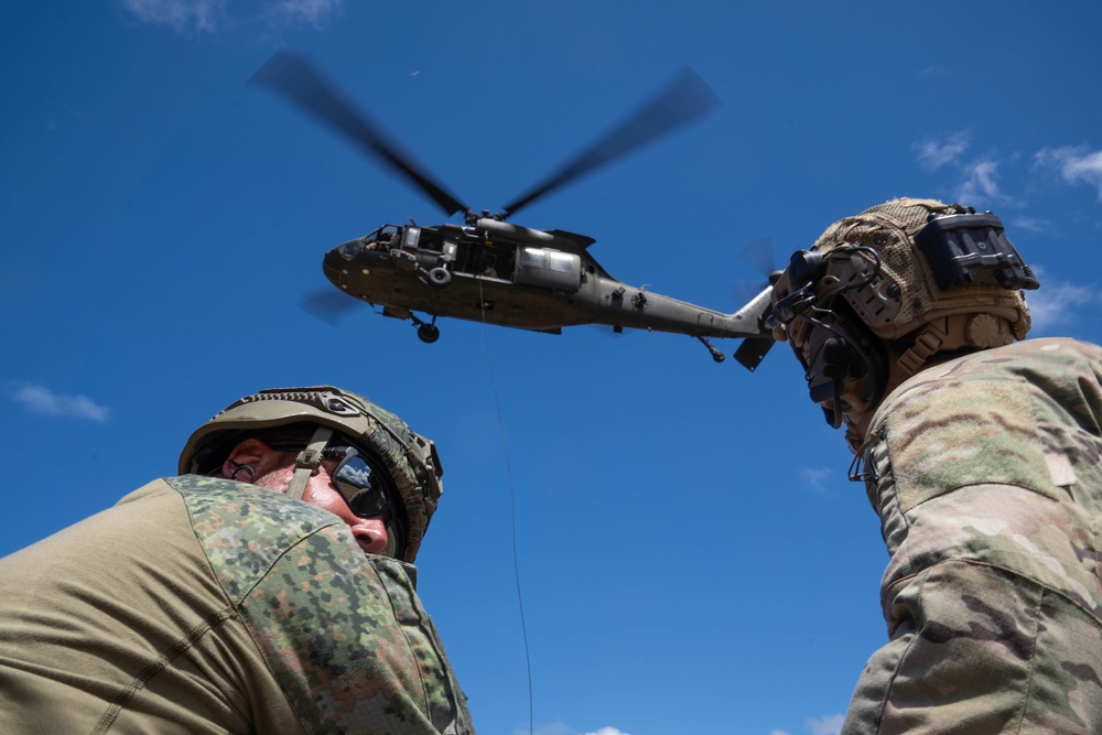 Multinational EOD partners train combined insertion at RIMPAC 2024