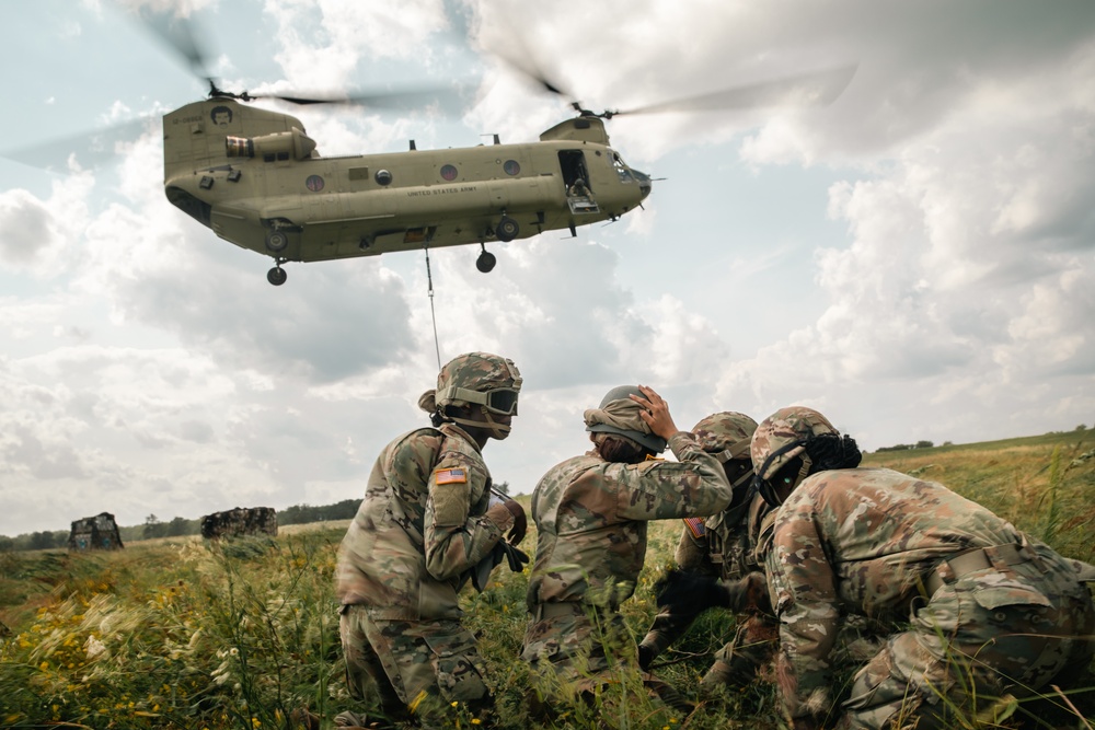 Iowa Army National Guard Soldiers conduct sling load exercise