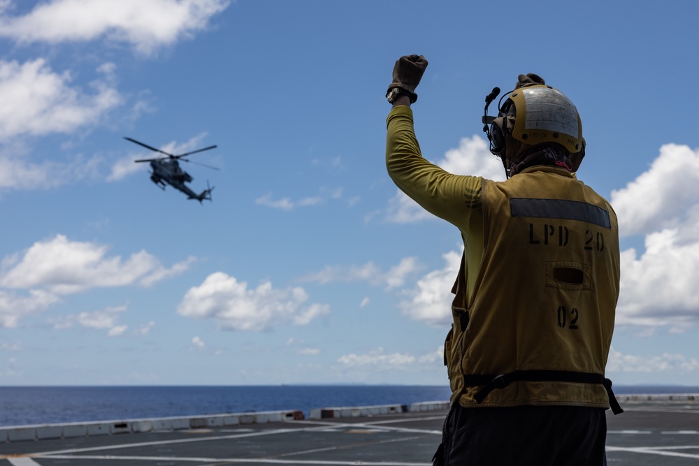 DVIDS - Images - VMM-262 embark on USS Green Bay [Image 2 of 10]