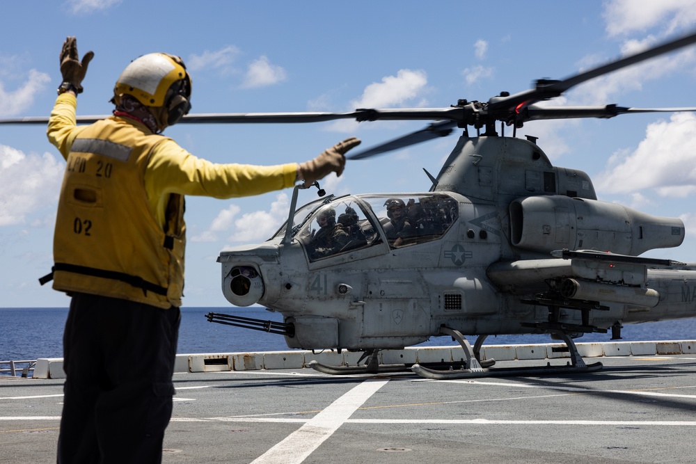 VMM-262 embark on USS Green Bay