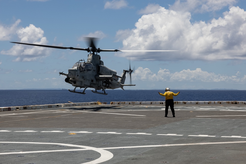 VMM-262 embark on USS Green Bay