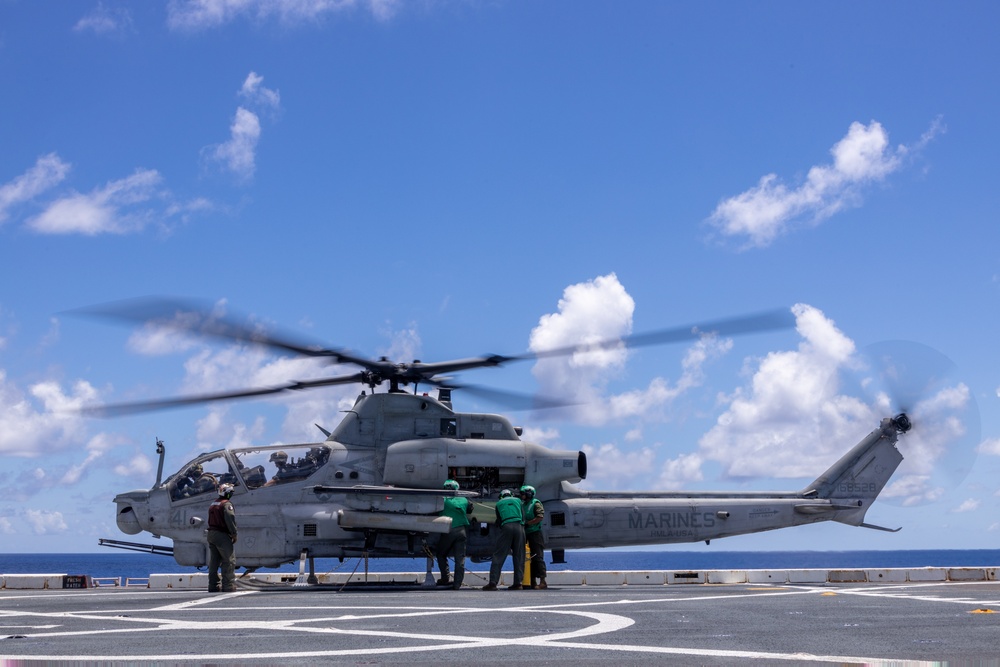 VMM-262 embark on USS Green Bay