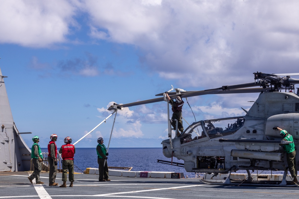 VMM-262 embark on USS Green Bay