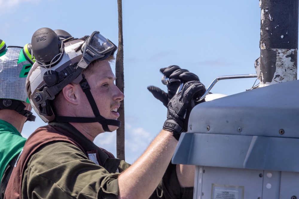 VMM-262 embark on USS Green Bay