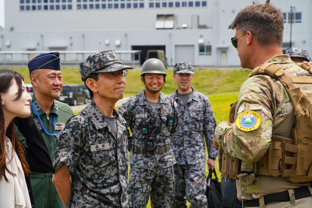 JASDF Air Defense Command vice commander visits Valiant Shield participants