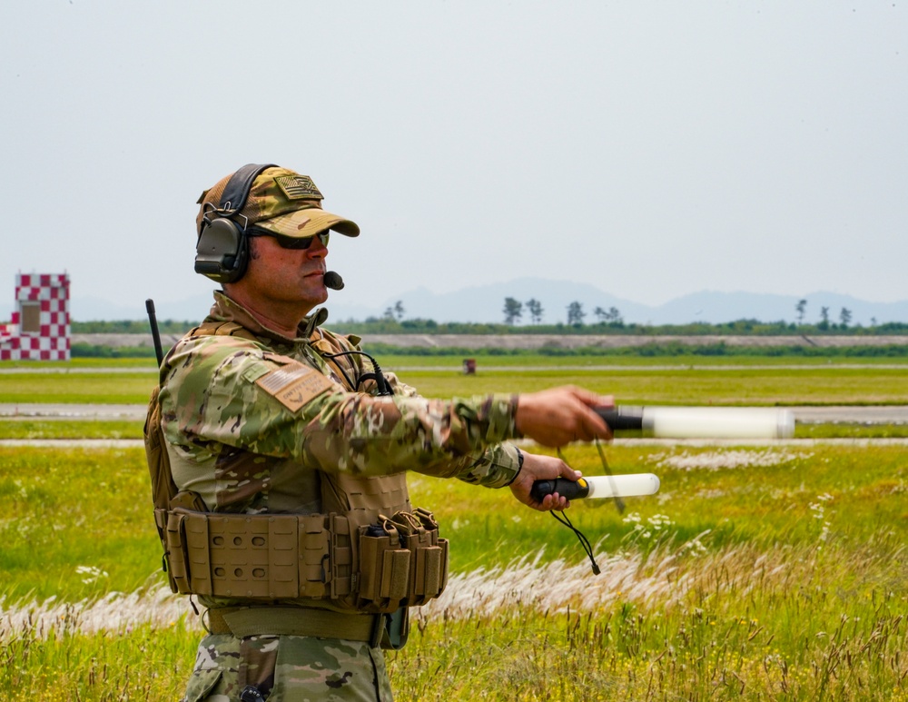 U.S. and JASDF service members work together during Ex Valiant Shield