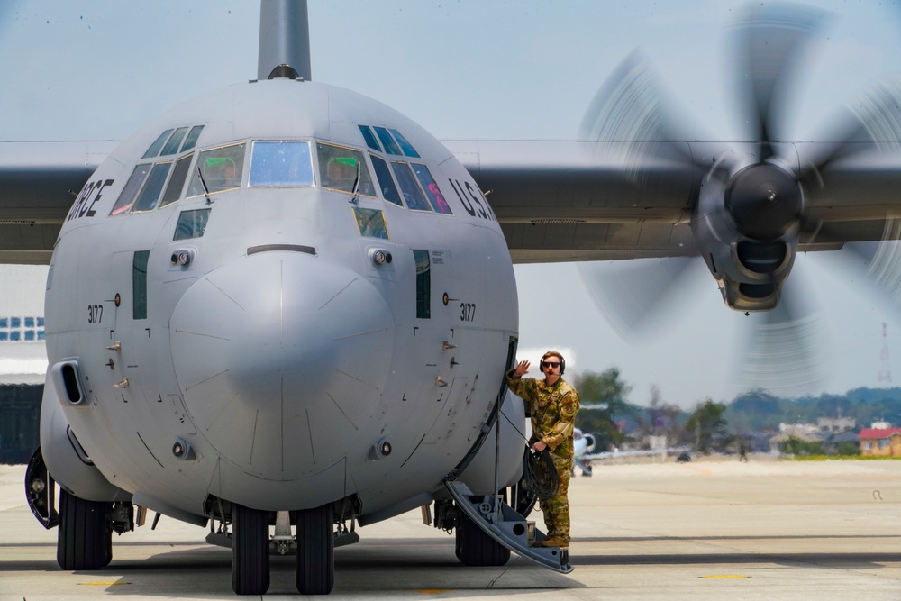 U.S. and JASDF service members work together during Ex Valiant Shield