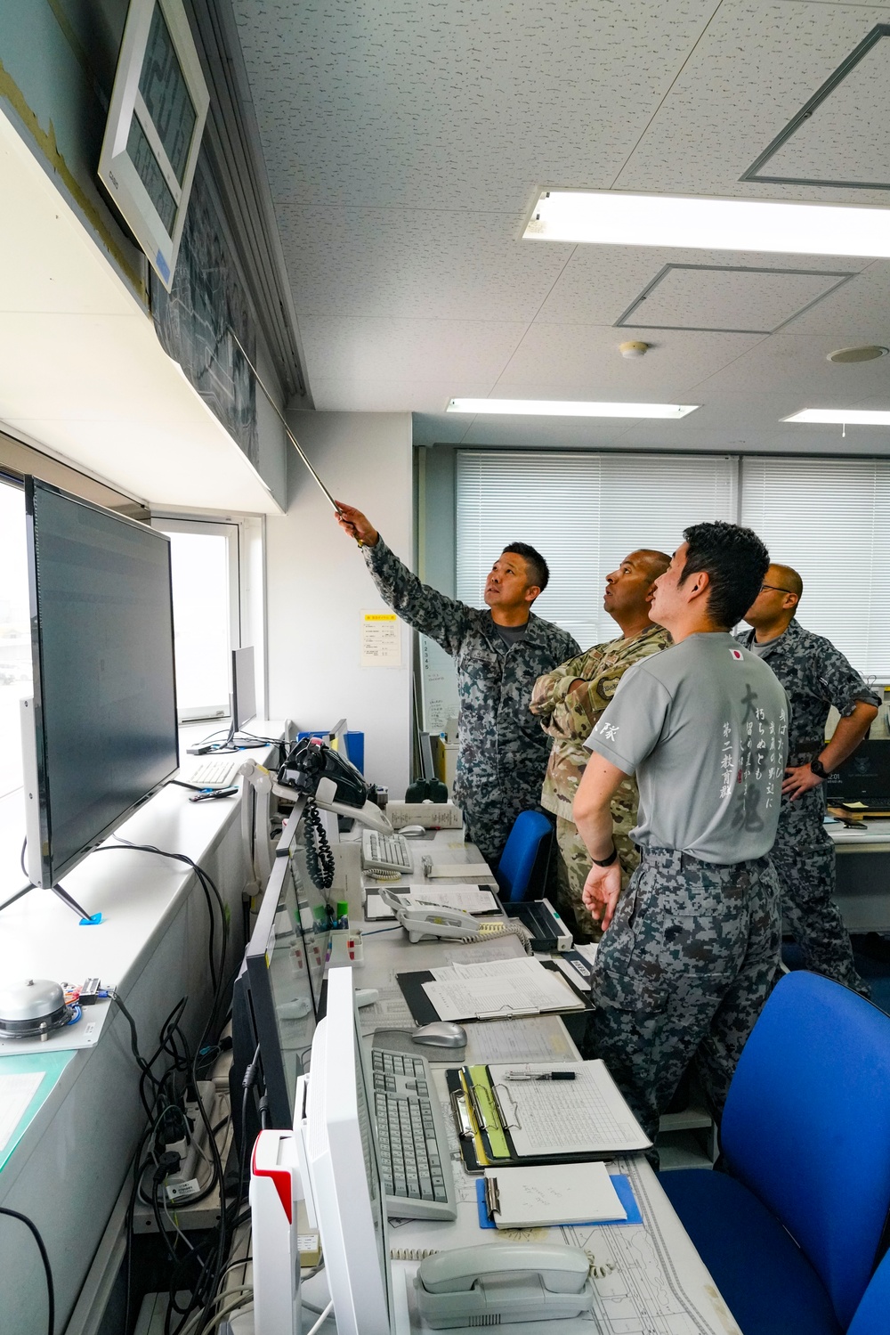 U.S. and JASDF service members work together during Ex Valiant Shield