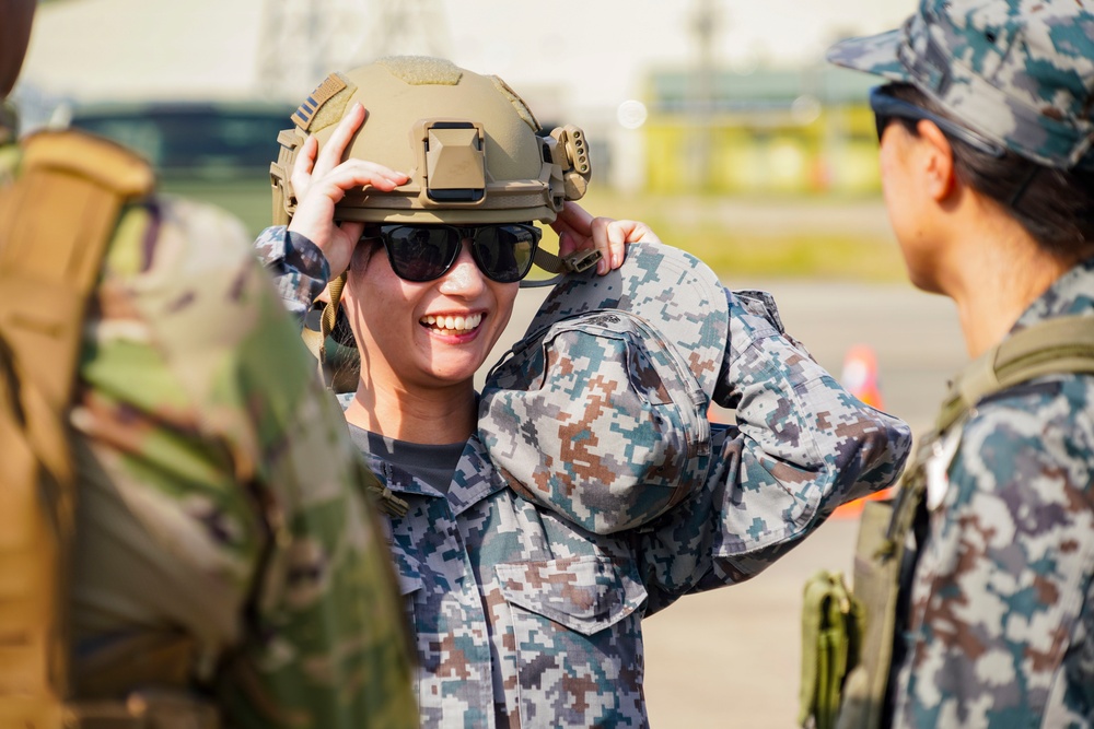 U.S. and JASDF service members work together during Ex Valiant Shield