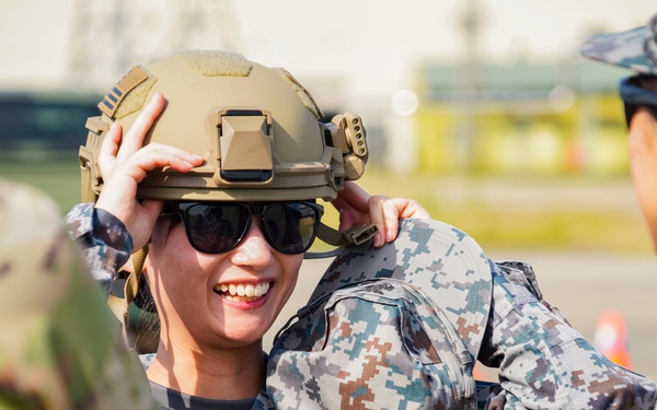 U.S. and JASDF service members work together during Ex Valiant Shield