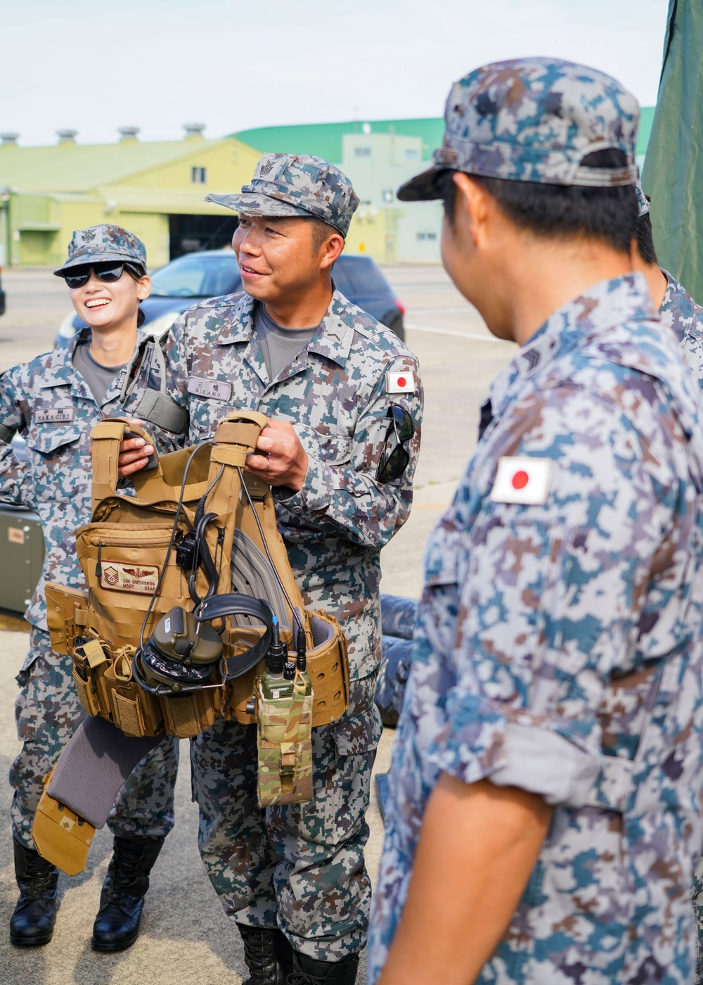 U.S. and JASDF service members work together during Ex Valiant Shield