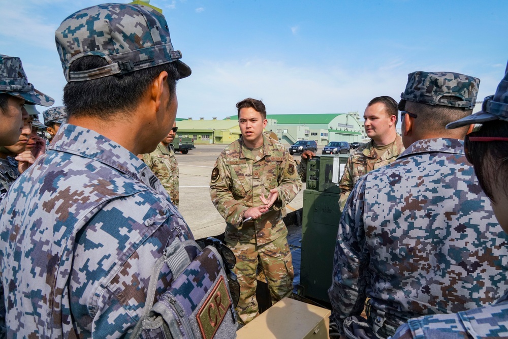 U.S. and JASDF service members work together during Ex Valiant Shield