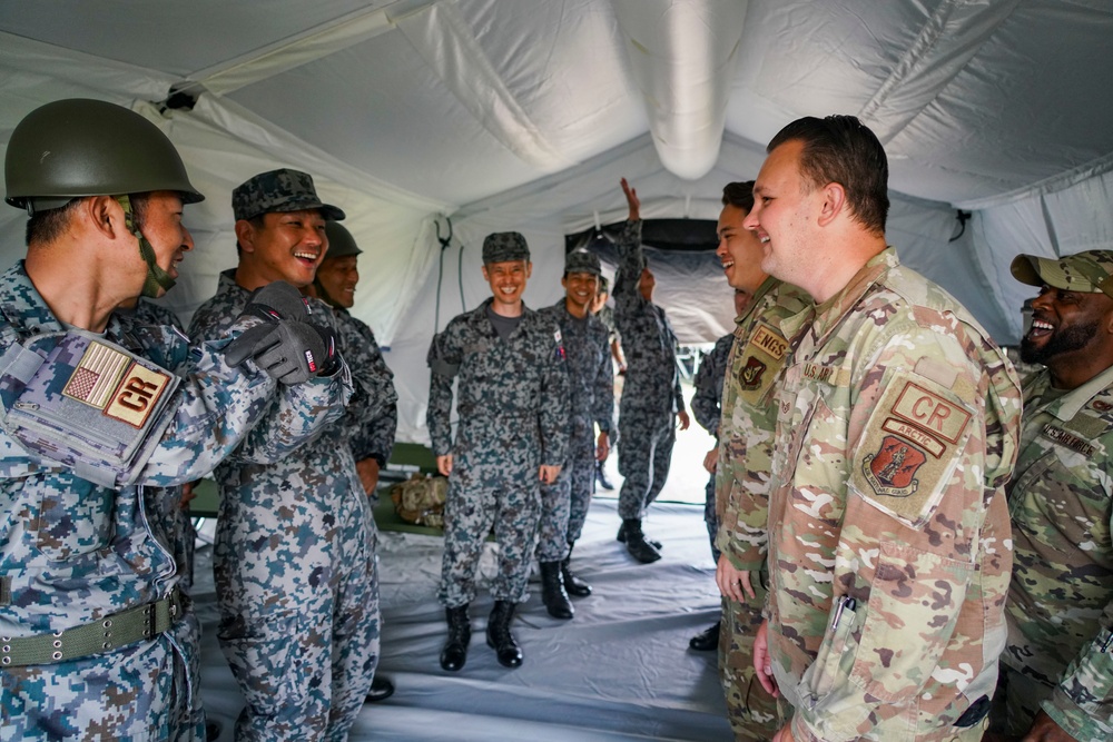 U.S. and JASDF service members work together during Ex Valiant Shield