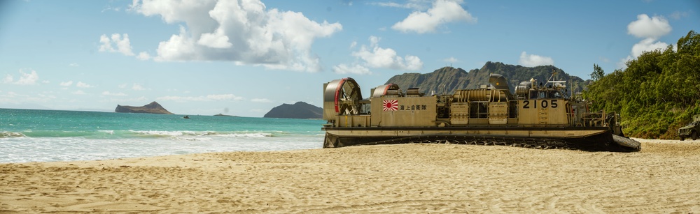 Peruvian LAVs practice on and offload drills aboard Japanese LCACs at RIMPAC 2024