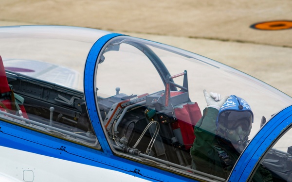 U.S. Service Members invited to watch Blue Impulse while at Matsushima AB for Valiant Shield