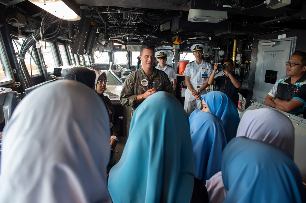 USS Blue Ridge Hosts students from Pulau Indah Primary School