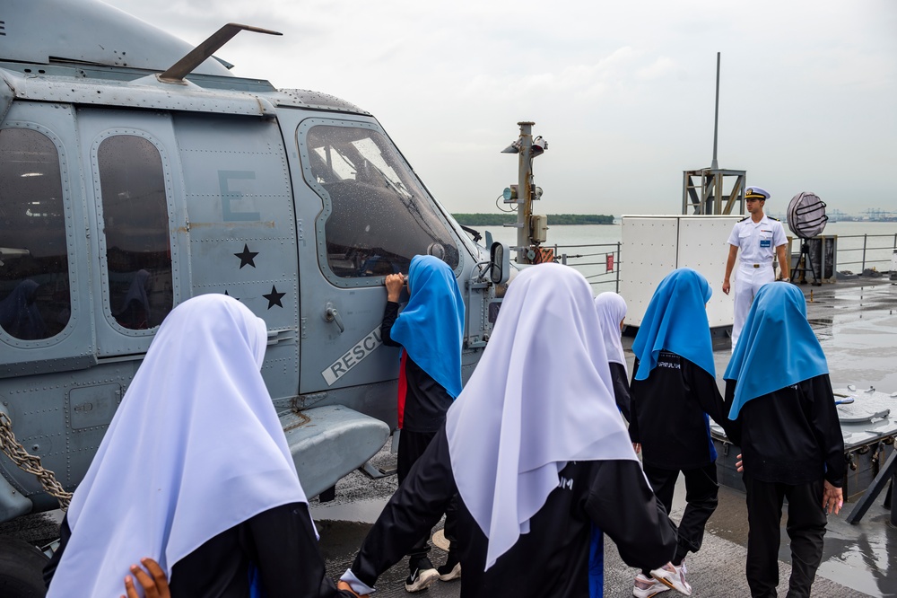 USS Blue Ridge Hosts students from Pulau Indah Primary School