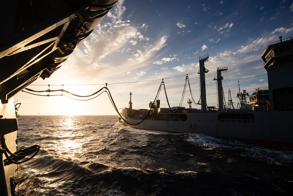 USS Fitzgerald conducts replenishment at sea with HMNZS Aotearoa