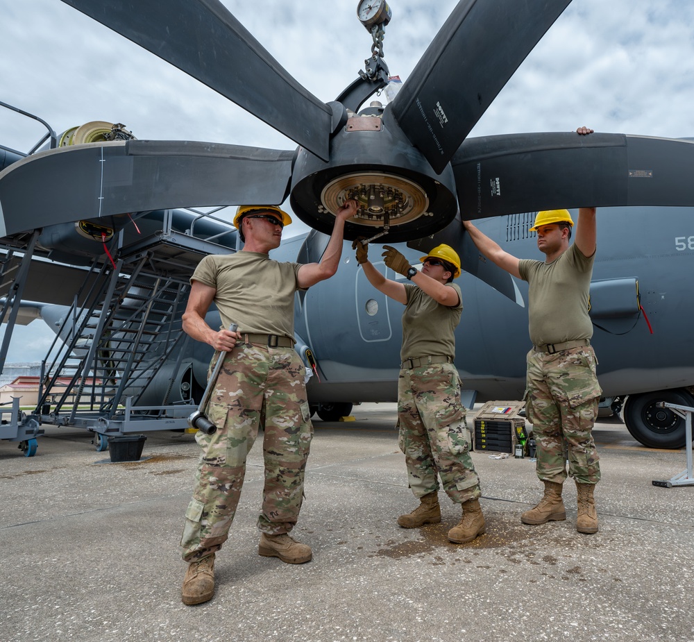 Installation of a propeller on the HC-130J Combat King II aircraft
