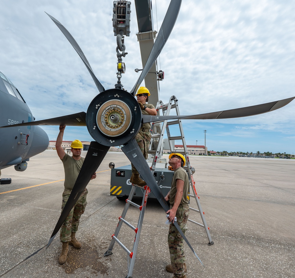 Installation of a propeller on the HC-130J Combat King II aircraft