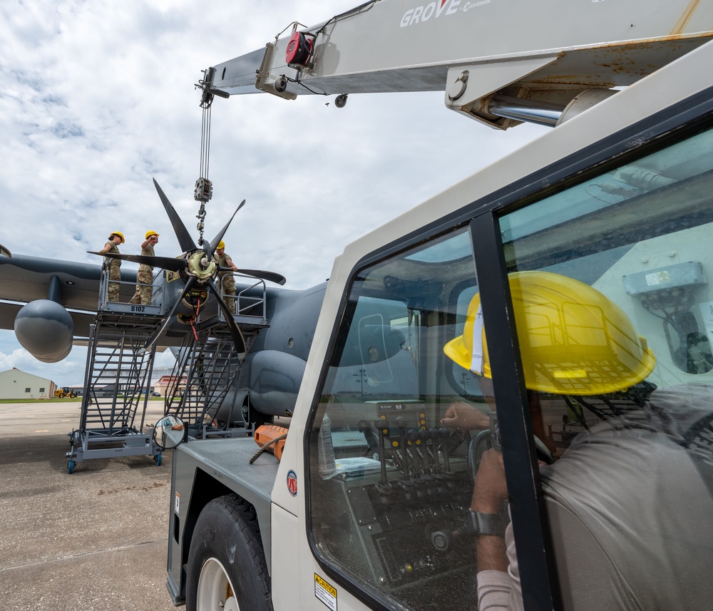 Installation of a propeller on the HC-130J Combat King II aircraft