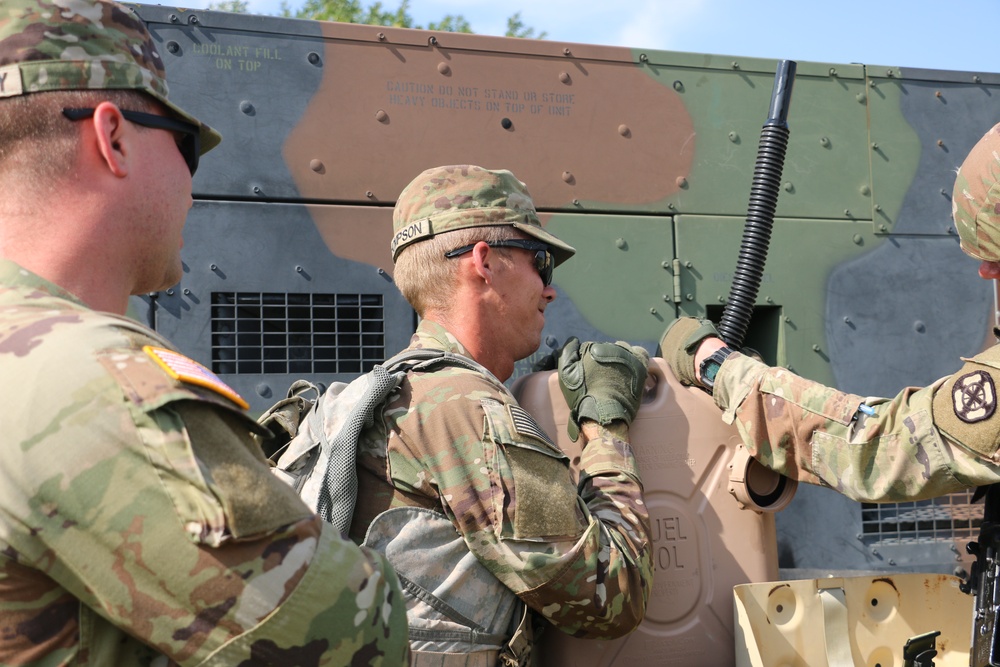 Mentorship in Action: Sgt. 1st Class Shonasky Guides Pvt. Thompson-Sexton to Success