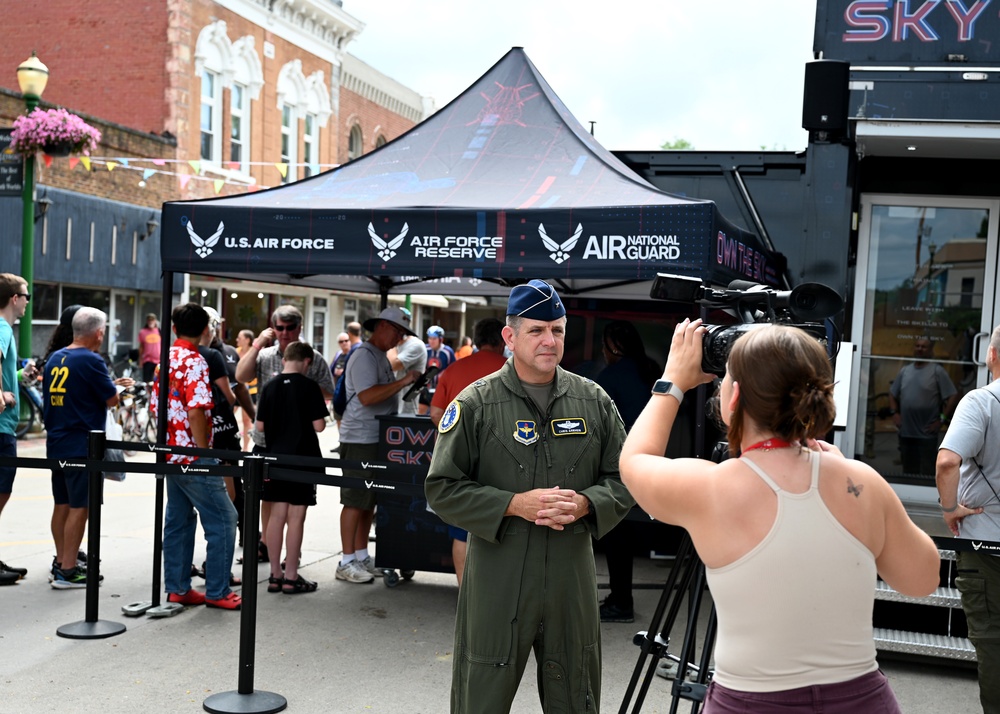 Air Force Cycling team partners with Air Force Recruiting Service at RAGBRAI ‘24