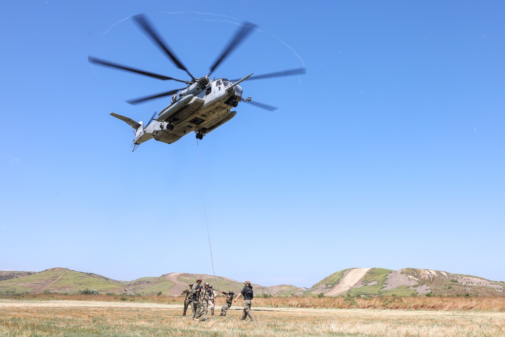 HMH-466 and EOTG helicopter rope suspension training