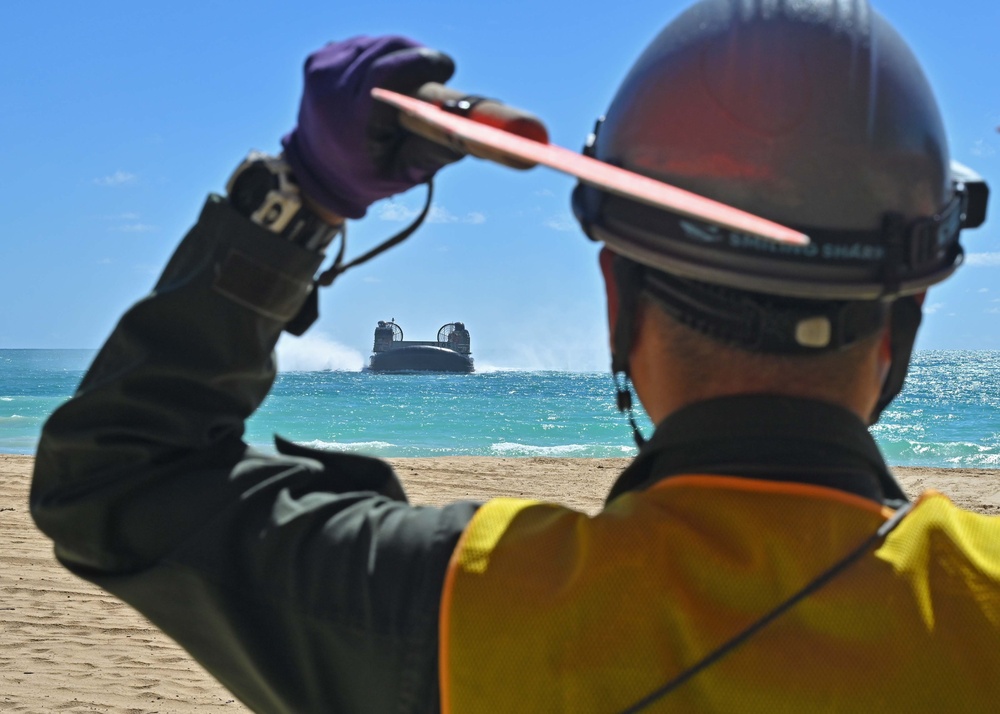 LCAC`s Peruvian Navy Vehicle(LAV)transport training