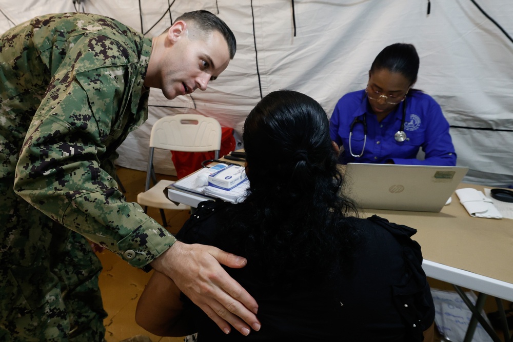 Continuing Promise 2024 treat patients in Valle La Estrella in Limón, Costa Rica