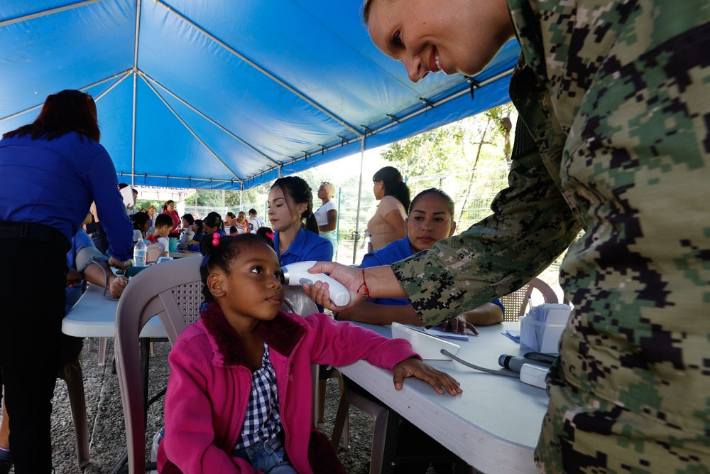 Continuing Promise 2024 treat patients in Valle La Estrella in Limón, Costa Rica