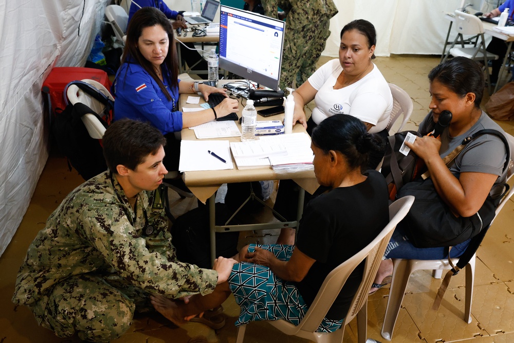 Continuing Promise 2024 treat patients in Valle La Estrella in Limón, Costa Rica