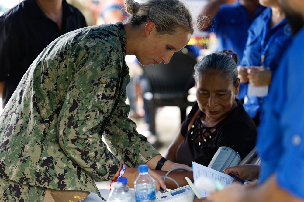 Continuing Promise 2024 treat patients in Valle La Estrella in Limón, Costa Rica