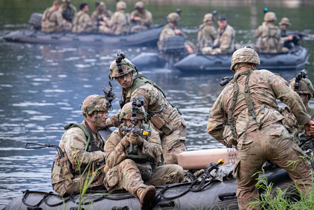 Iowa Soldiers conduct Zodiac boat operation