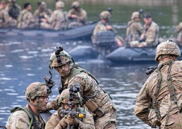 Iowa Soldiers conduct Zodiac boat operation