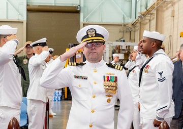 Mobile Mine Assembly Group Holds a Change of Command