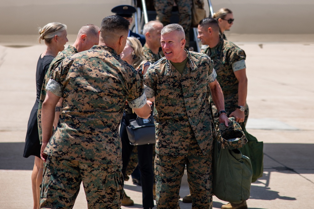 39th Commandant of the Marine Corps recognizes HMH-465 Marines