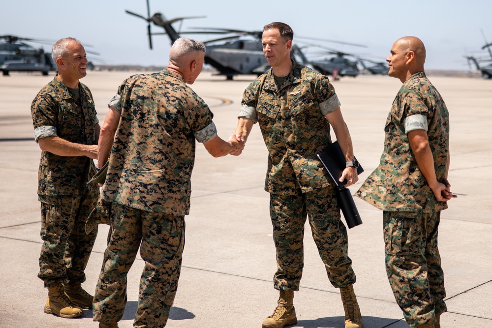 39th Commandant of the Marine Corps recognizes HMH-465 Marines