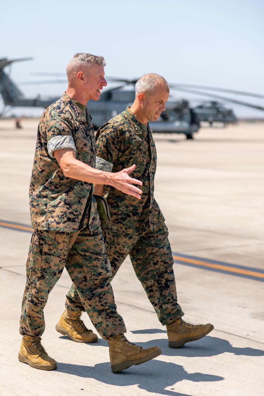 DVIDS - Images - 39th Commandant of the Marine Corps recognizes HMH-465 ...